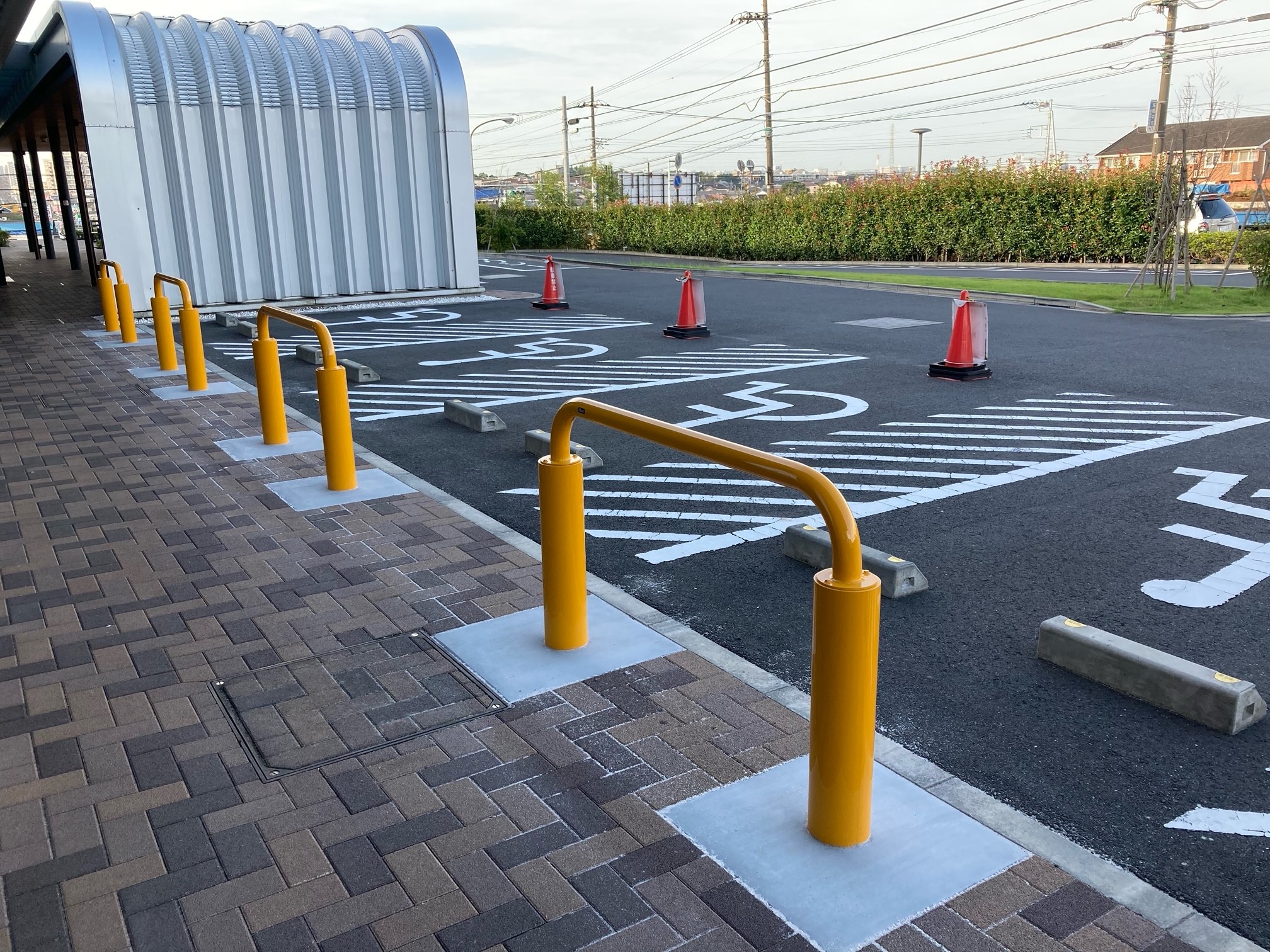 障害者用駐車場に車止めポールを設置しました お知らせ 船橋整形外科クリニック Funabashi Orthopedic Clinic