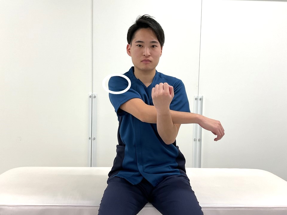 写真7肩のストレッチ①