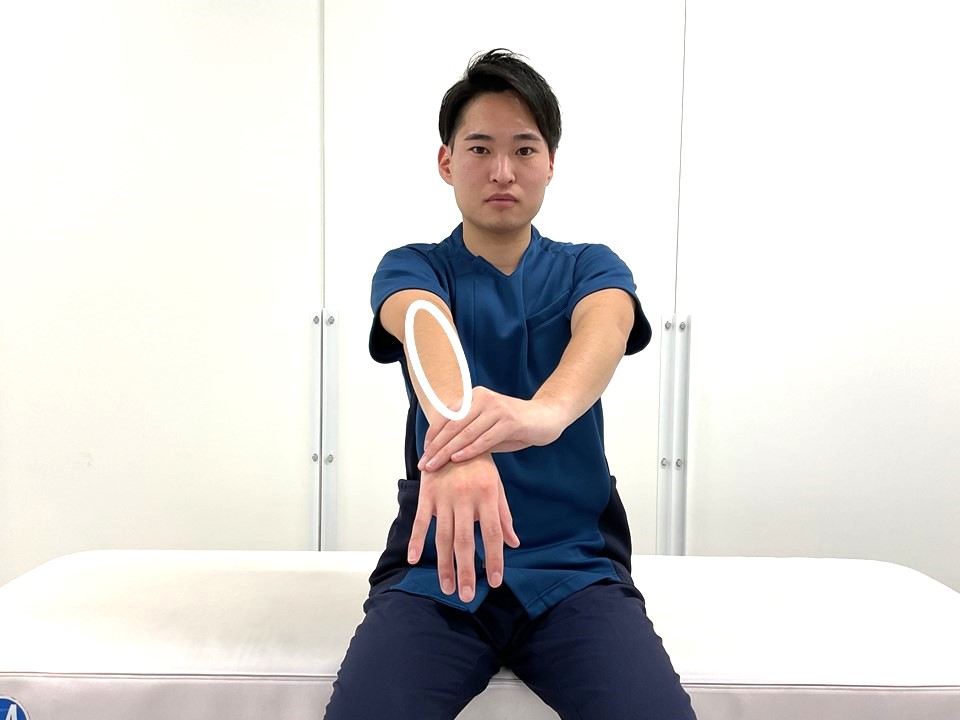写真6腕のストレッチ①