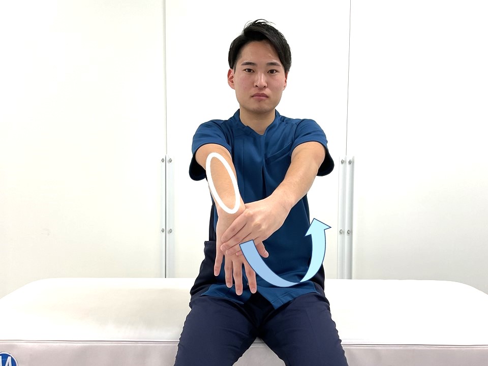 写真6腕のストレッチ②