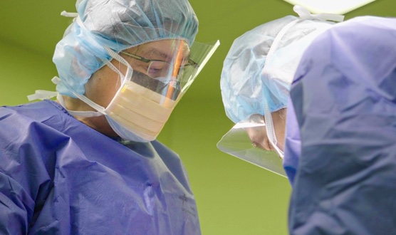 高橋謙二医師の手術中の様子