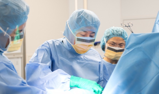 高橋憲正医師の手術の様子